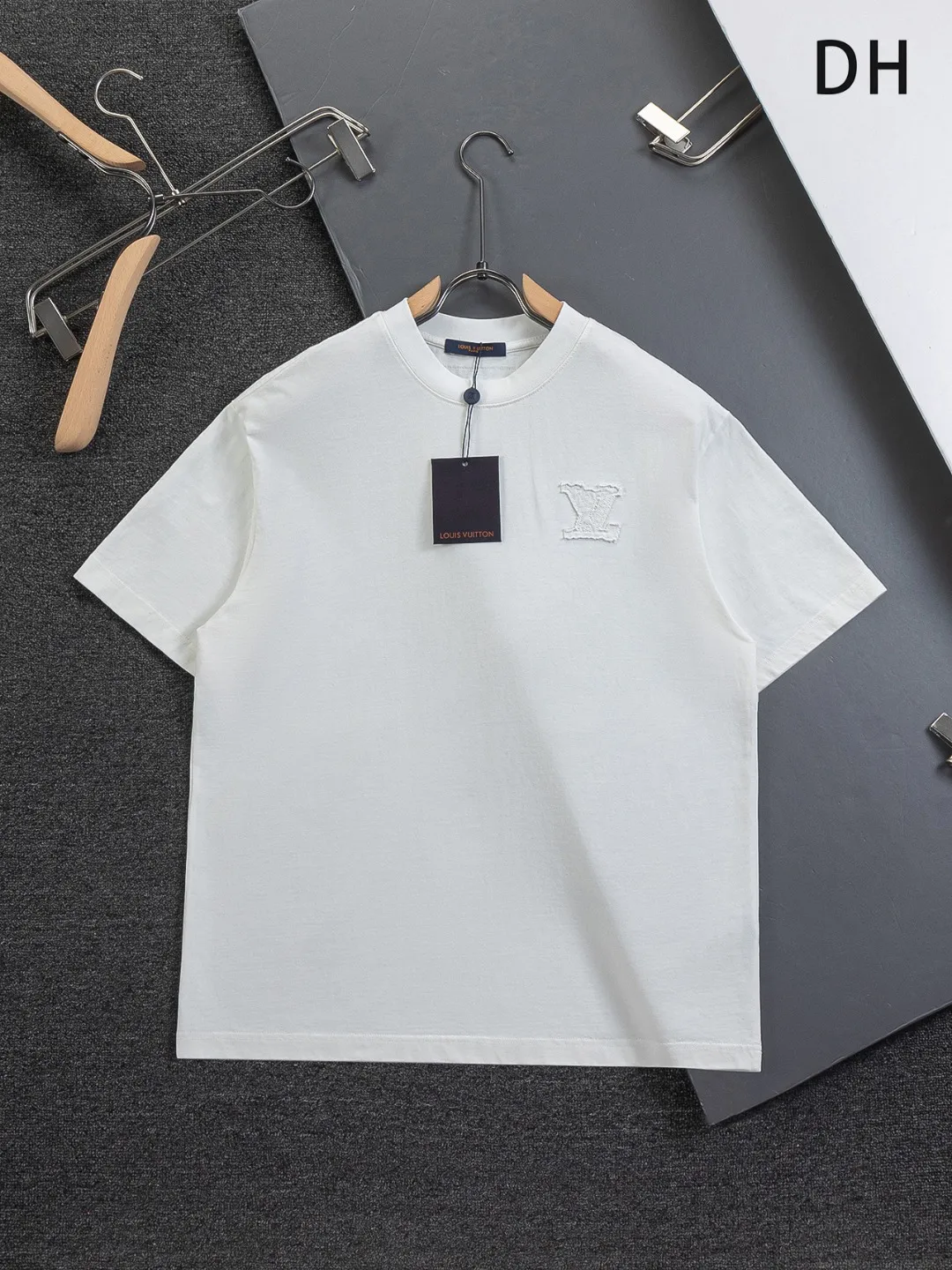 🅿️200 Louis Vuitton 1V LV lv slightly wide version S-XL LV 26ss new products are available at the counter simultaneously. Multiple craftsmanship. Chest patch letters 🪡 embroidery. Back patch letters four-leaf clover 🍀🪡 embroidery. Round neck short-sleeved T-shirt, same style for men and women! Consigned to one-to-one creation. Synchronized with the official website, pure cotton fabrics at the counter! It is close to the skin and comfortable, durable and easy to wear. It has a classic and simple logo design and meticulous original craftsmanship. Short-sleeves, a must-have item for men, do not appear to be the same for the general public, but must be unique and eye-catching. This LV short-sleeve is all about quality, comfort, the same shape and fashion as always, including fabrics and cutting techniques. All of them have been made with great effort! 320 grams of washed pure cotton fabric, pure cotton is breathable, very refreshing and comfortable for daily wear. The rib knitting on the neckline is smooth and tight, and the neckline will not be skewed if you toss it at will. The loose version, you will find that it looks really good on the upper body. The overall is minimalist and neat, super versatile for daily use! Pair it casually with a pair of pants for a youthful look. A T-shirt will make your outfit crazy. It is a fashionable item that can never go wrong! Color: Black White Size: S-XL Size chart: S: Shoulder width 50-Bust 56-Length 70 M: Shoulder width 52-Bust 57-Length 72 L: Shoulder width 54-Bust 59-Length 74 XL: Shoulder width 56-Bust 62-Length 76